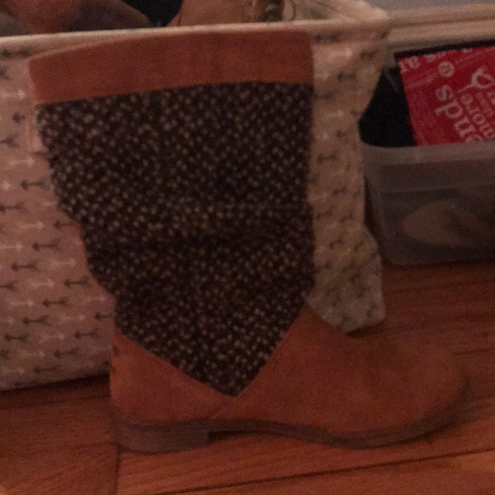 Tom's boots